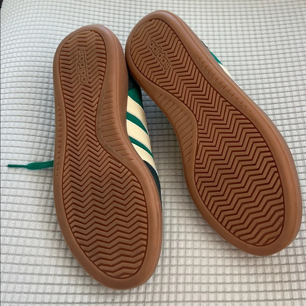 Adidas Barreda Decode men’s 8 women’s 10
Green - Picture 4 of 6